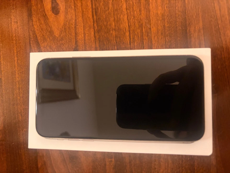 Apple iPhone XS - 64GB - Argento (Sbloccato) - Immagine 3 di 4