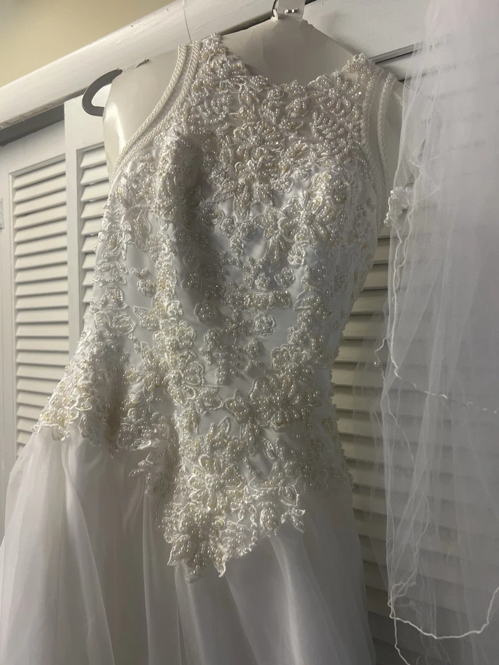 Precioso Vestido de Novia Etiqueta Privada Por G Adornado Tren Largo con Velo Talla 4 Foto 4 de 4