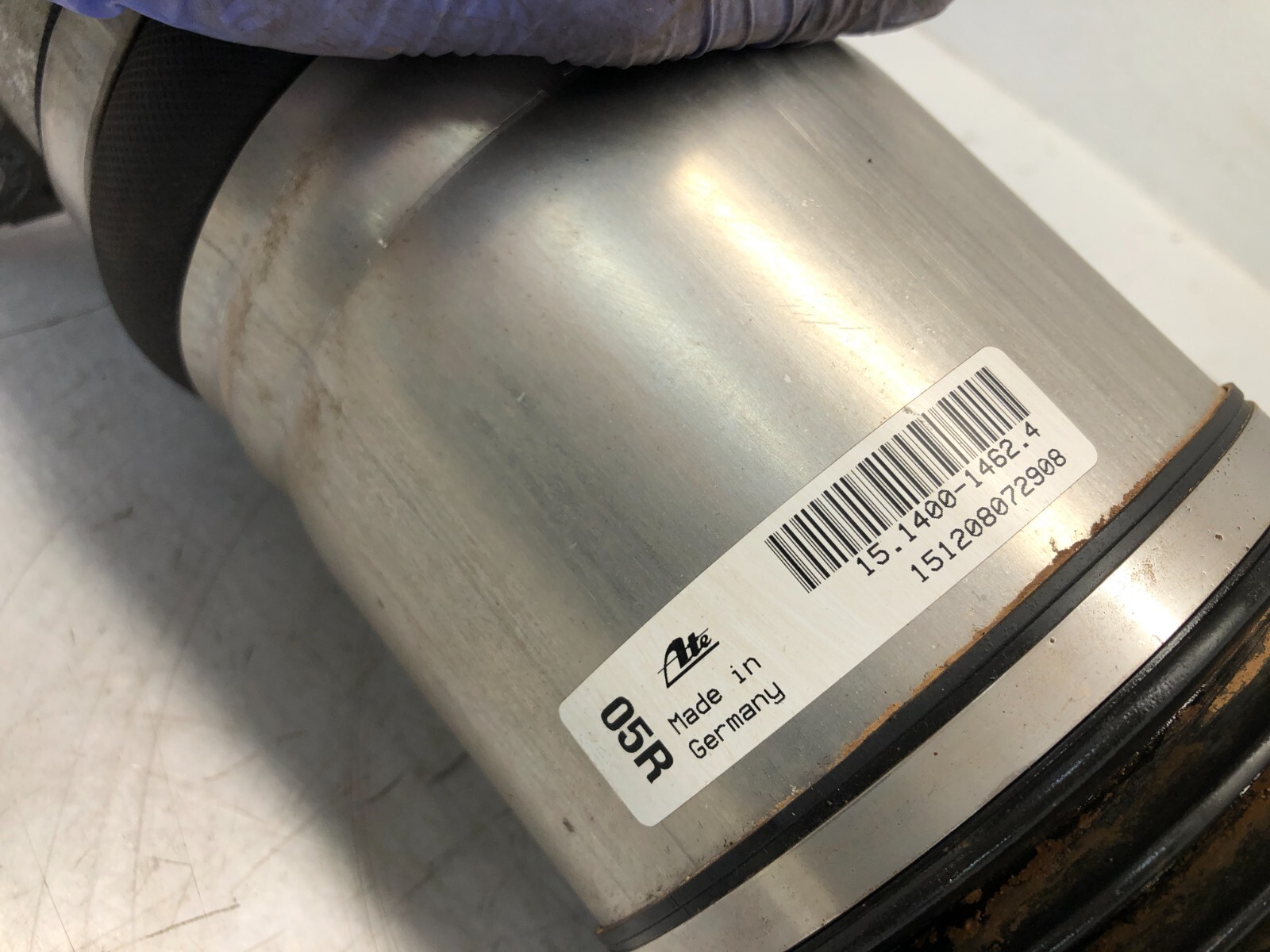 2014-2018 BENTLEY FLYING SPUR AWD RIGHT PASS REAR AIR STRUT SHOCK ABSORBER OEM.