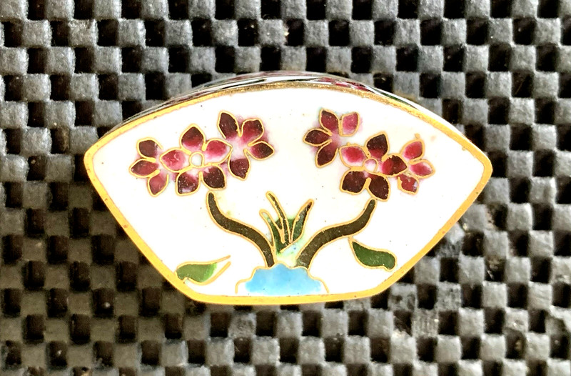 ORIENTAL FLOWER DESIGNED CHINOISIERE ENAMEL TRINKET HINGED PILL BOX 2 1/4" X 1"