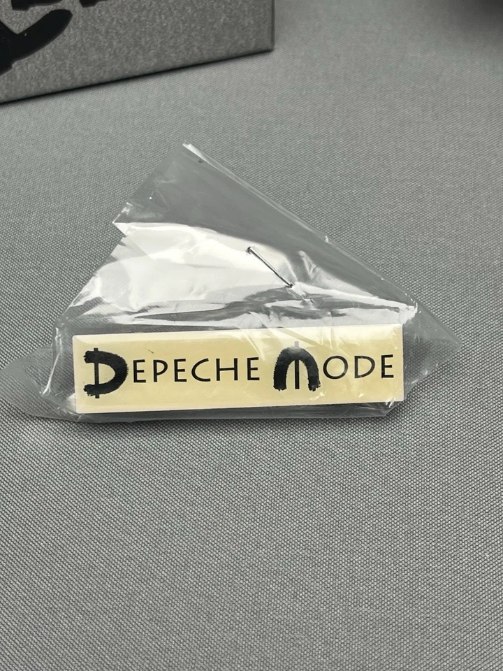 Spirit Depeche Mode Box Deluxe Edition mit 2 CD`s & PIN (neu / unbenutzt) - Bild 2 von 4