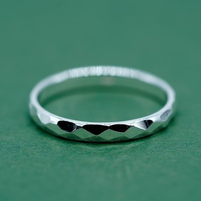 Sterling Silber minimalistischer facettierter/gehämmerter Ring, minimalistischer Diamantschliff