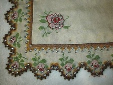 NAPPERON/BRODERIE FAIT MAIN/FLEURS ROSES/AUTEL/POINT DE CROIX/DEBUT XXè/34x34 cm