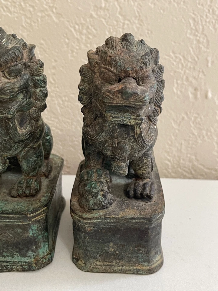 Par de estatuas de perro foo de bronce de la edad desconocida china con pegatina de subasta antigua Foto 3 de 4