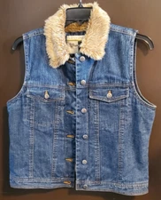 Wrangler Denim Vest With Faux Fur Collar Women’s Size L Outerwear Button Down