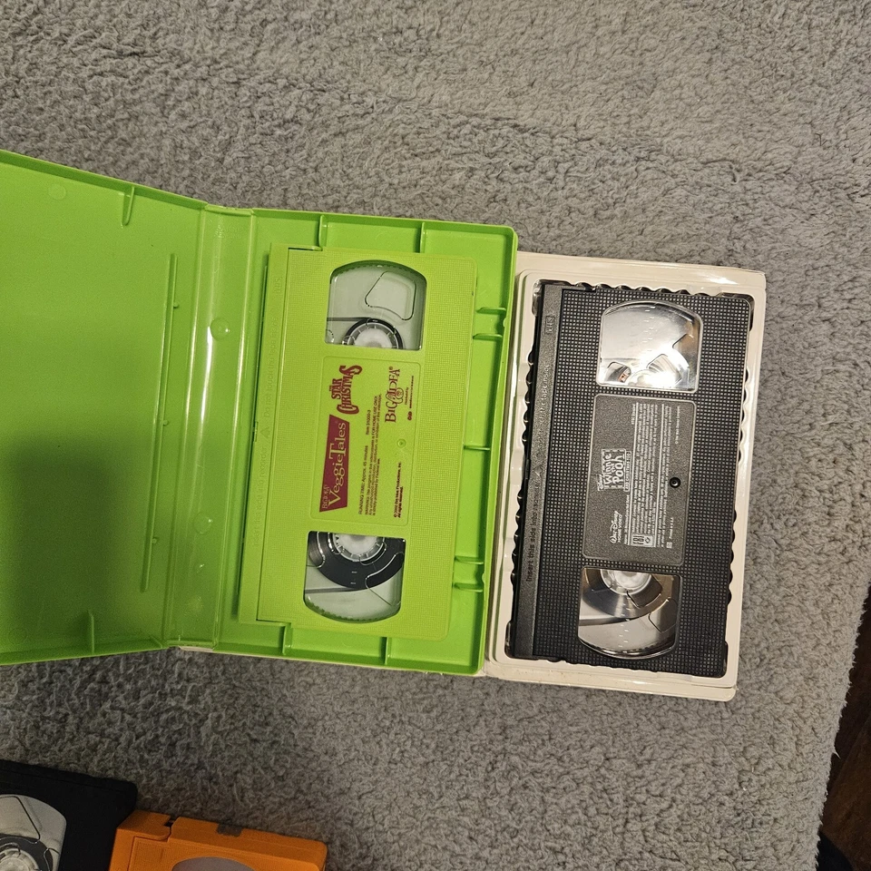 Lot of 8 Christmas Kids VHS Veggie Tales Thomas Pooh Mary Kate Franklin Doug - Image 4 of 4