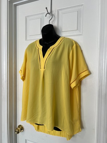 CATO BRAND PLUS SIZE YELLOW SHORT SLEEVE BLOUSE W/ PLEATED BACK SZ 18/20W - 第 2/9 張圖片