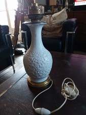 LAMPE A PETROLE PORCELAINE  CHINOISE ANCIENNE COULEUR BLANC CREME