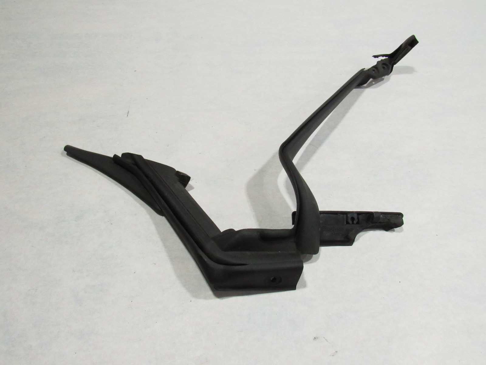 20-23 McLaren GT 2021 Right Passenger Corner Trim Weather Strip Seal |:Y