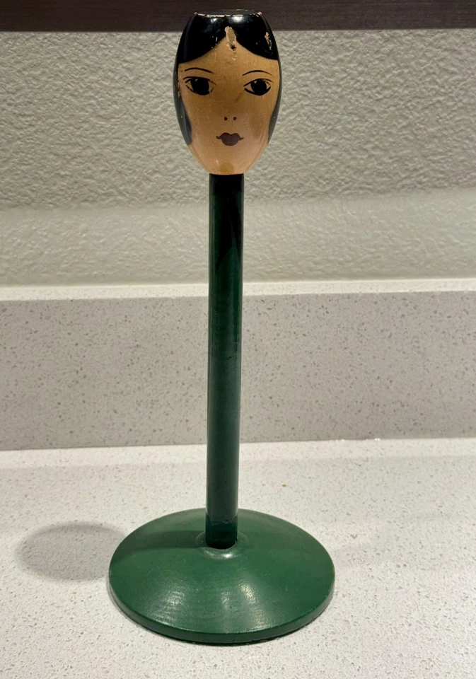 RARO SOMBRERO DE MADERA VERDE PINTADO A MANO VINTAGE SOPORTE DAMA ALETA AÑOS 20 ART DECO Foto 4 de 4