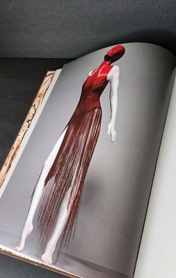 ALEXANDER McQUEEN SAVAGE BEAUTY 洋書 MUST-HAVE BOOK: Alexander McQueen, Savage Beauty - Erika Brechtel