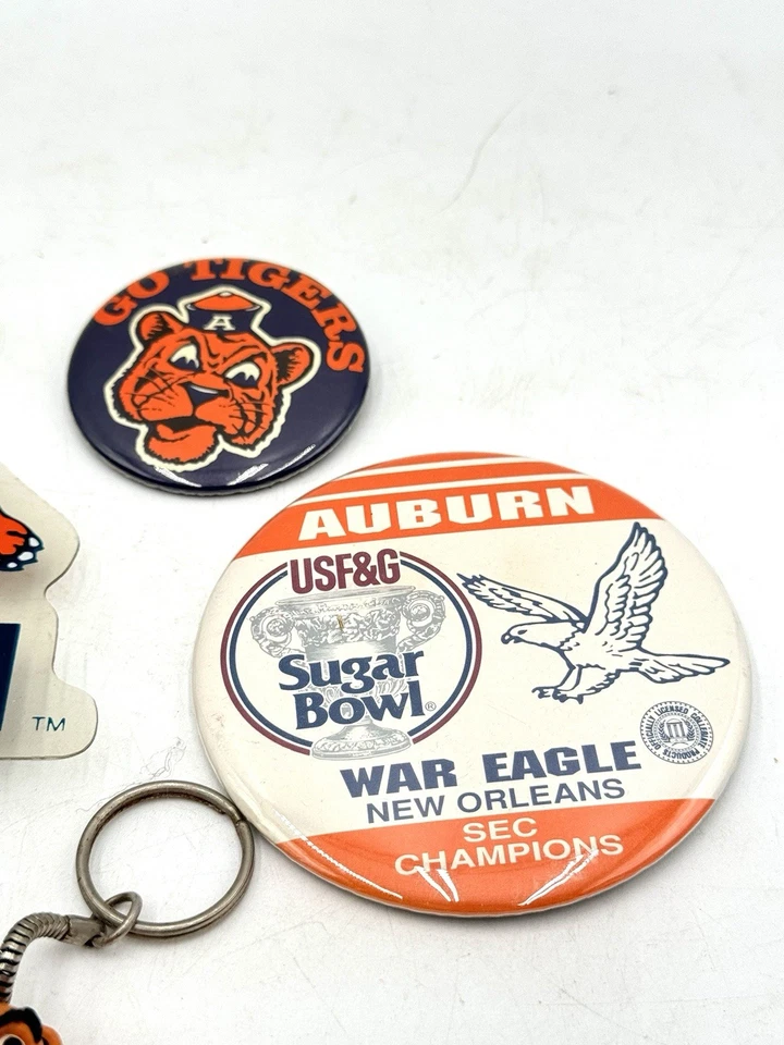 Vintage Auburn Tigers AU Lot 2 Pinback Buttons / Window Waver & Tiger Keychain - Image 4 of 4