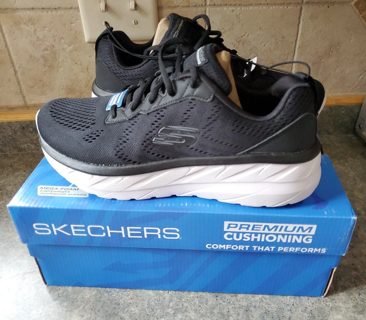 Skechers Men s D Lux Ultra Premium Cushioning Comfort Fit Sneaker