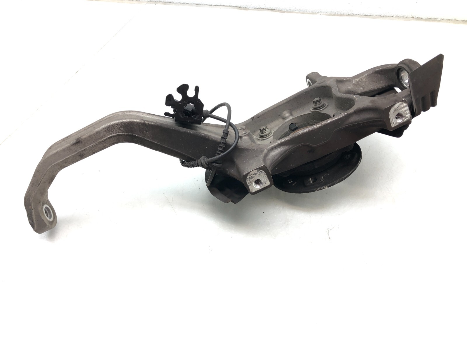 2014-2019 MASERATI GHIBLI AWD RIGHT PASSENGER FRONT SPINDLE KNUCKLE HUB OEM.