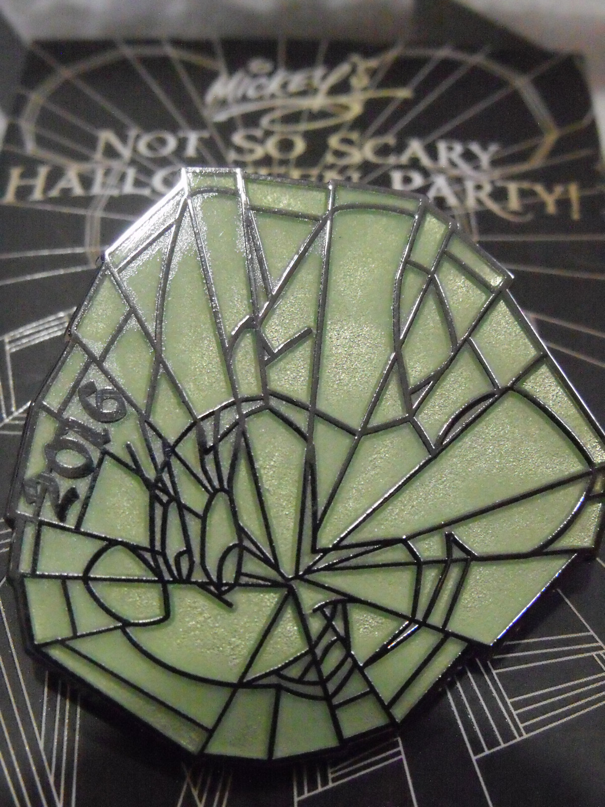 2016 Disney MNSSHP Halloween Party Mystery Glow LR Trading Pin Spider Web Minnie