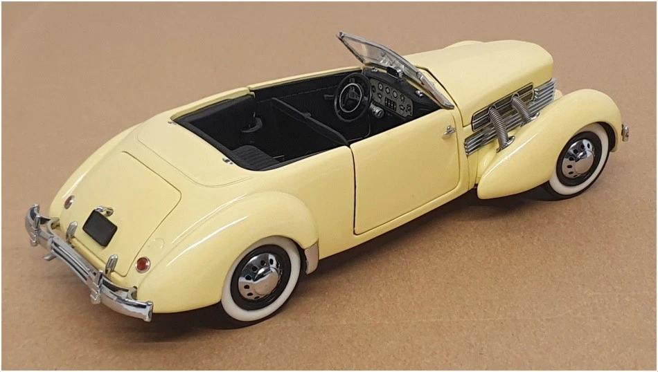 Franklin Mint 1/24 Scale Diecast B11PN92 - 1937 Cord 812 Phaeton Coupe - Cream - Image 2 of 4