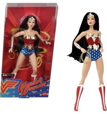 Muñeca Barbie Signature, Mujer Maravilla Coleccionable con Soporte para Muñeca en Rojo y Azul
