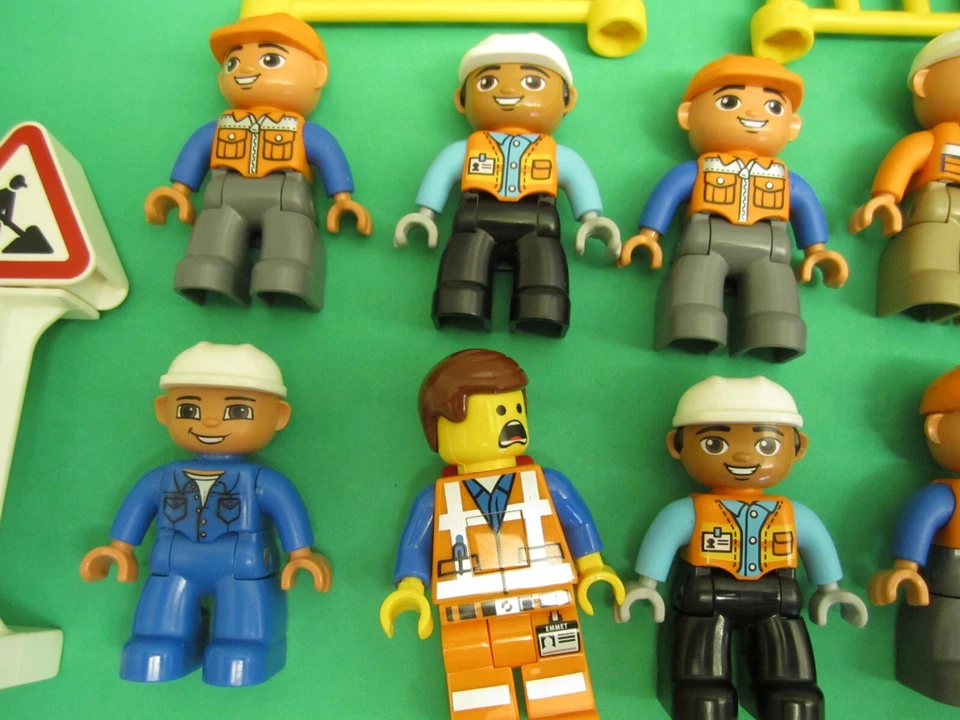 Lot 10 LEGO Duplo Figures City Workers (4) Railing (2) Sign (1) Post (2) Tools - Image 3 of 3