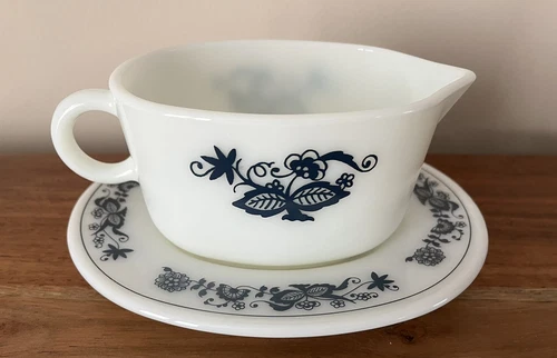 Vintage Pyrex OLD TOWN BLUE ONION  Gravy Boat (77-B) and Under Plate (77-U)