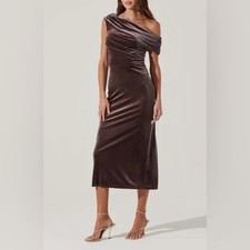 ASTR The Label Women's One Shoulder Velvet Midi Dress Size Medium Taupe NWOT