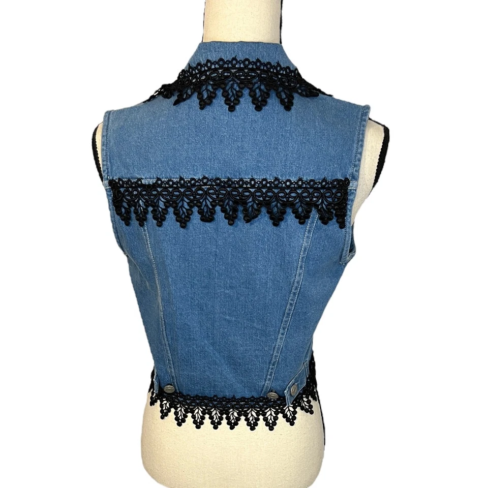 Chaleco vaquero azul Taylor G. Dallas para mujer talla mediana encaje e insignias Foto 4 de 4