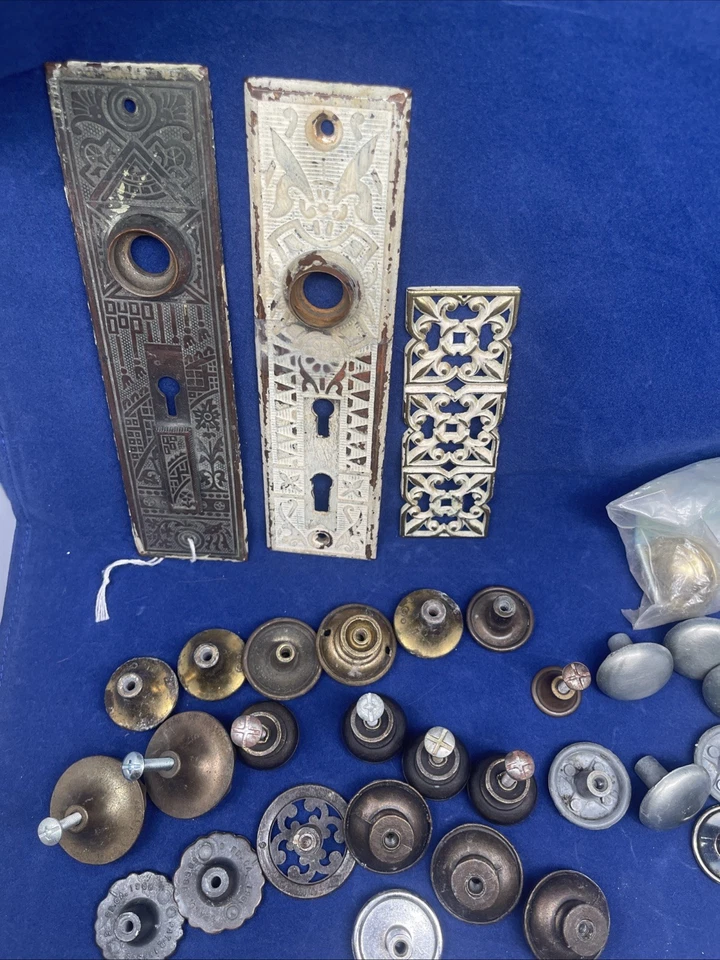 Lot Of 33 Pieces Vintage Brass Cabinet Drawers Dresser Knobs Antique Door Plates - Image 3 of 4