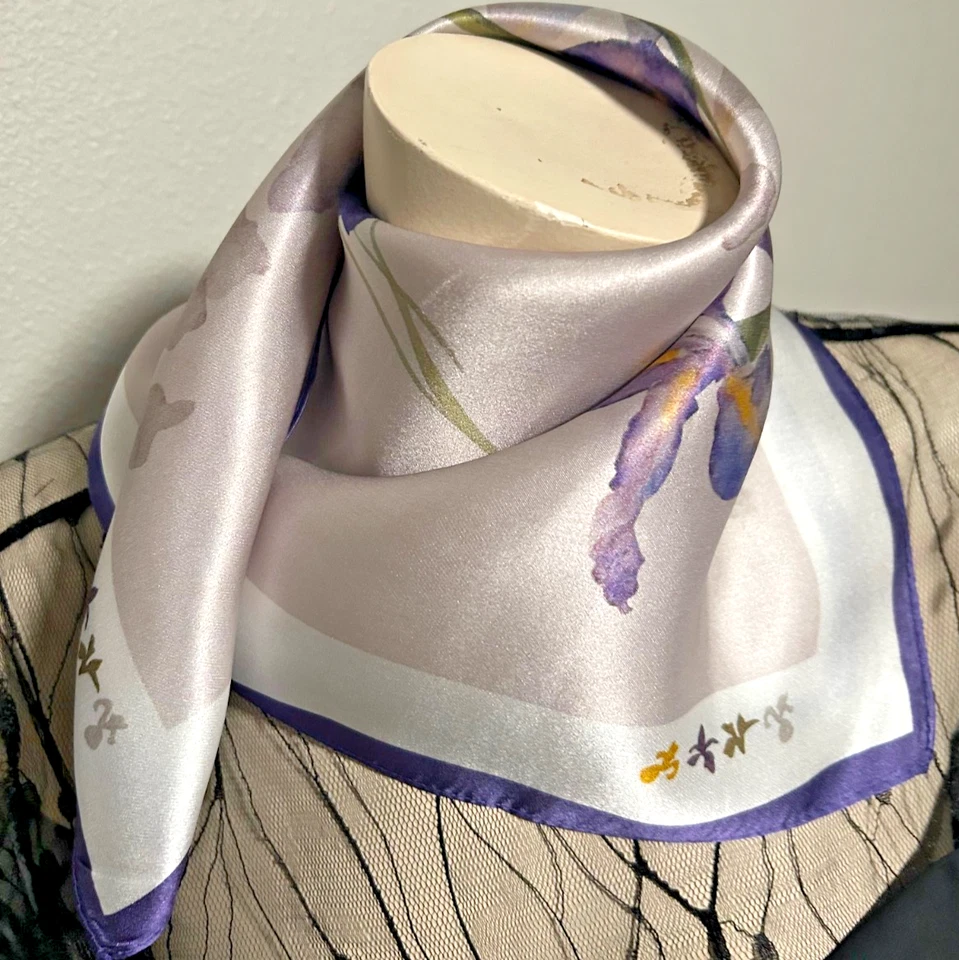 Bufanda cuadrada pequeña de 21 pulgadas de lavanda y patrón floral blanco 100 % seda morera Foto 4 de 4