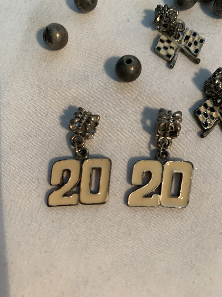 Pulsera con dije de 25 piezas para Tony Stewart #20 que está rota Foto 2 de 4