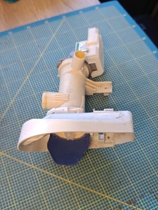 AEG L7WB64474 Pumpengehäuse Pumpenfilter Frontabdeckung 140064870011 4055386769