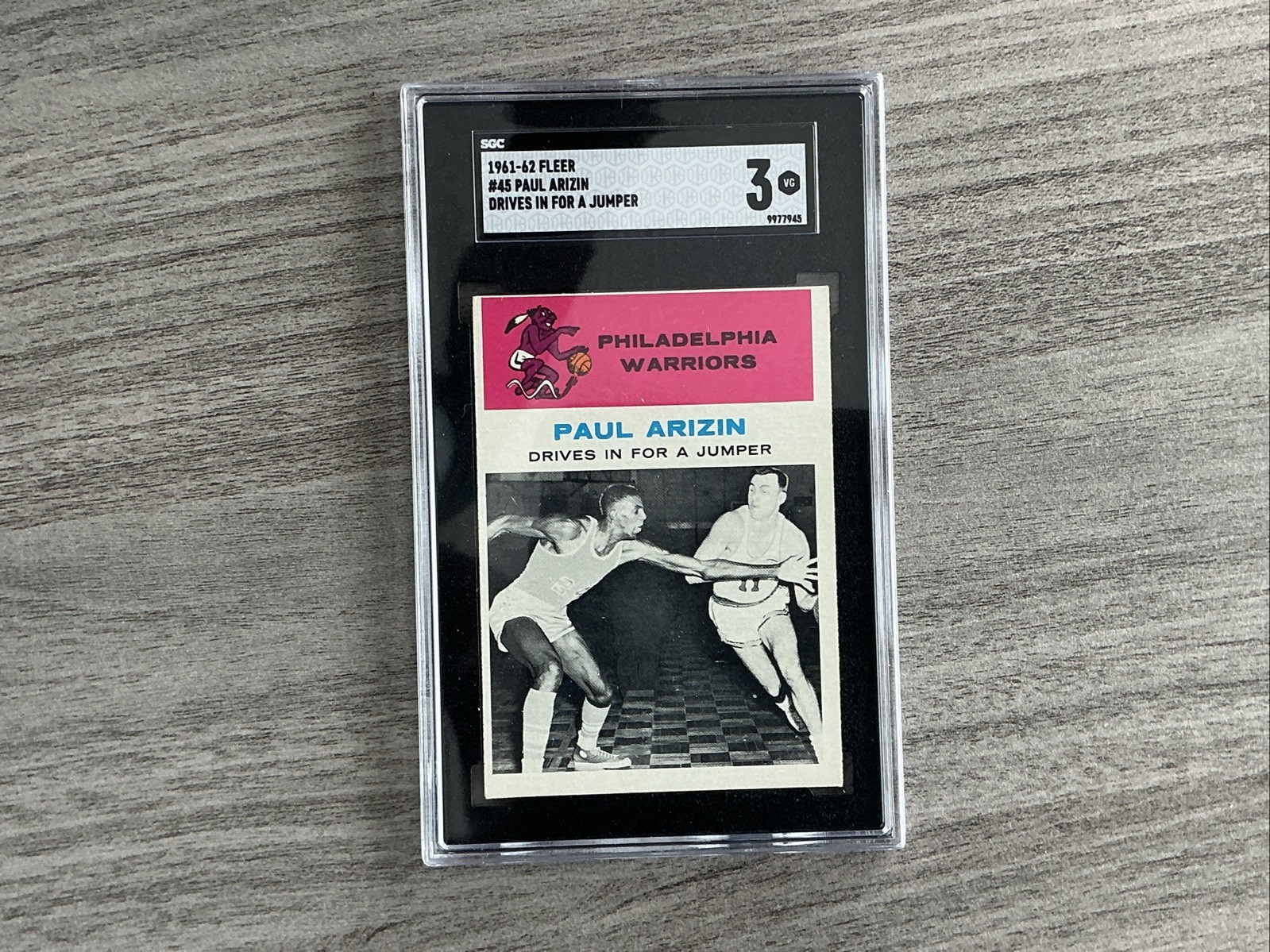 1961 Fleer #45 Paul Arizin SGC 3 Drives In For A Jumper