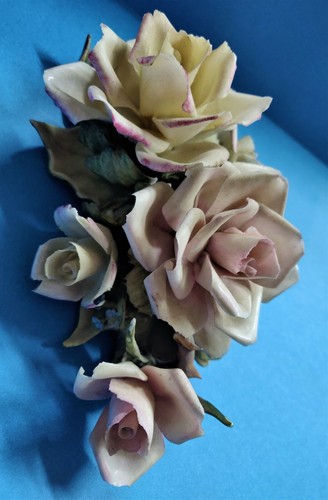 Soprammobile floreale, Ramo di rose in porcellana di CAPODIMONTE - Foto 6 di 7