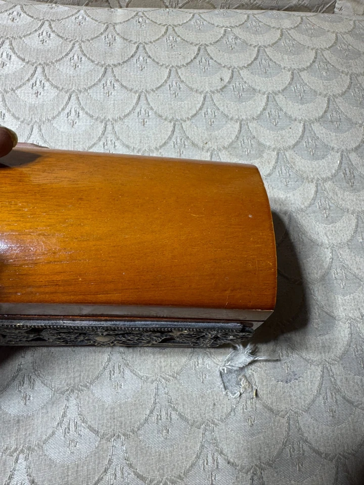 Caixa de madeira vintage decorada com tampa de metal - 5,5 L x 3,25 L x 2,75 T - Imagem 3 de 4