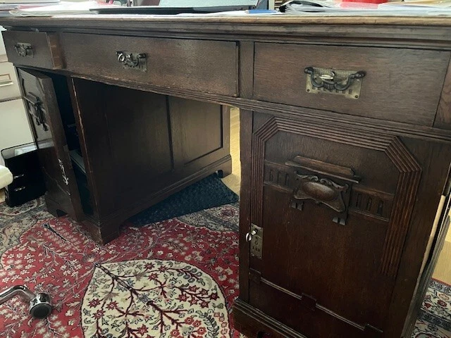 Repräsentativer Jugendstilschreibtisch aus Eiche mit praktischer Aufteilung