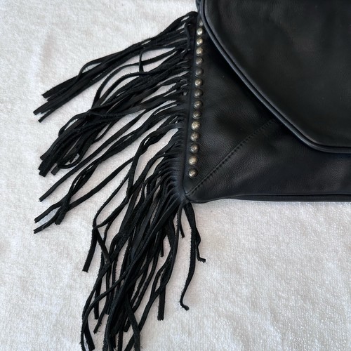 Pochette Tylie Malibu in pelle nera con borchie e frange foderata tasca chiusa magnetica - Foto 4 di 14