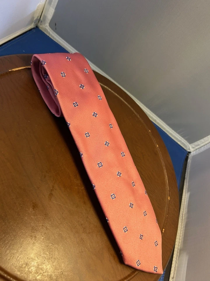 Corbata geométrica Covington rosa para hombre 100 % seda Foto 2 de 4