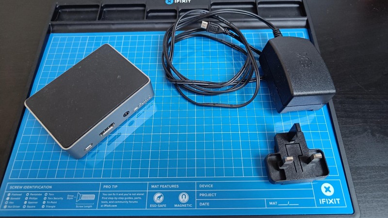 Raspberry Pi 3 Model B+ with Flirc Aluminium Case + Official UK Power Supply