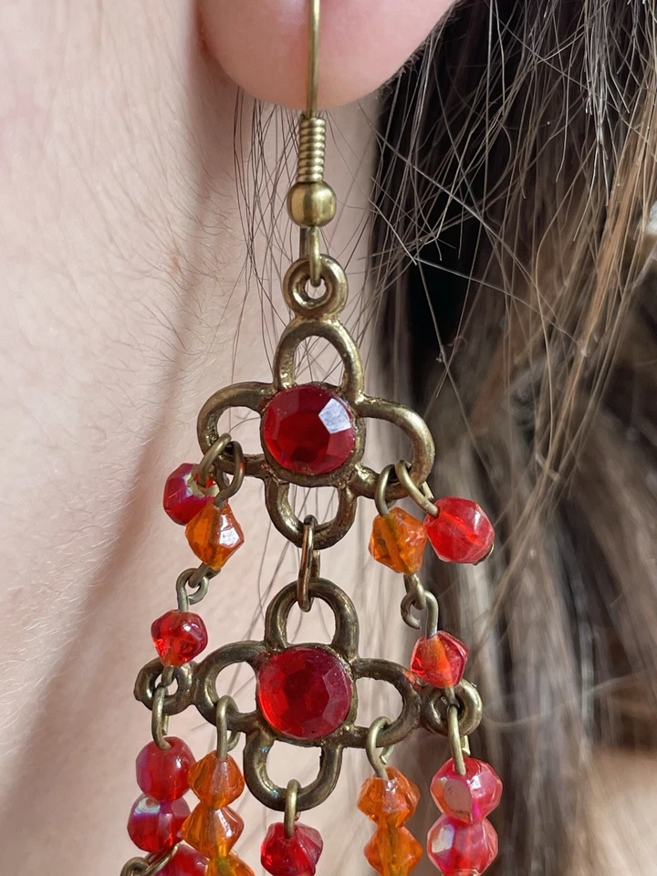 Boucles d’oreilles pendantes dorées, perles en verre rouge et orange - Photo 3/4