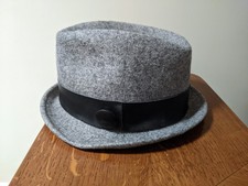 Chapeau en feutre marque: 1-2-3 taille : 55 cm