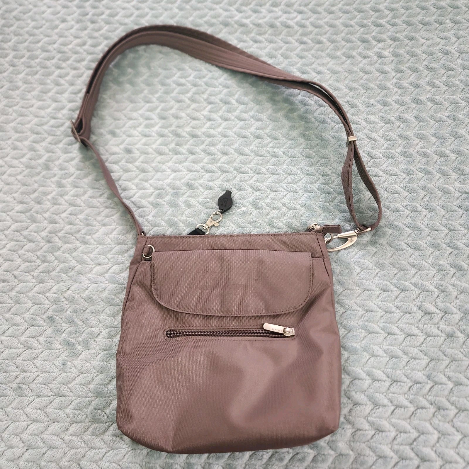Travelon Anti-Theft Classic Messenger Bag in Taupe Nutmeg Purse Light 
