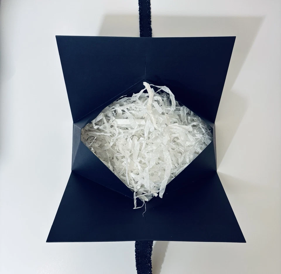 "Bolsa de regalo Chanel edición limitada vacaciones 2025 / tamaño: 8,8"" X 5,6"" X 3""" Foto 2 de 4