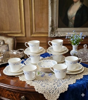 QUEEN ANNE Vintage Fine Bone China Teeservice - Blumenmuster mit vergoldeten Einfassungen