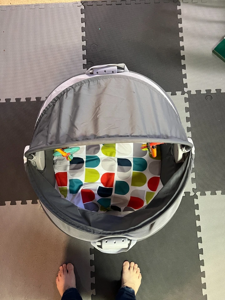 Berço infantil portátil Fisher-Price On-the-Go Baby Dome com brinquedos cinza-petróleo - Imagem 3 de 4