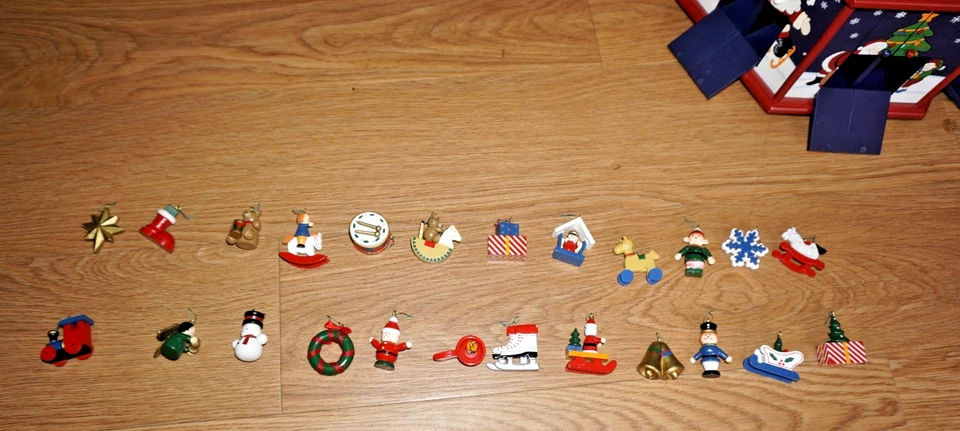 Kirkland 签名木制降临日历圣诞树完整阅读! — 第 2/4 张图片