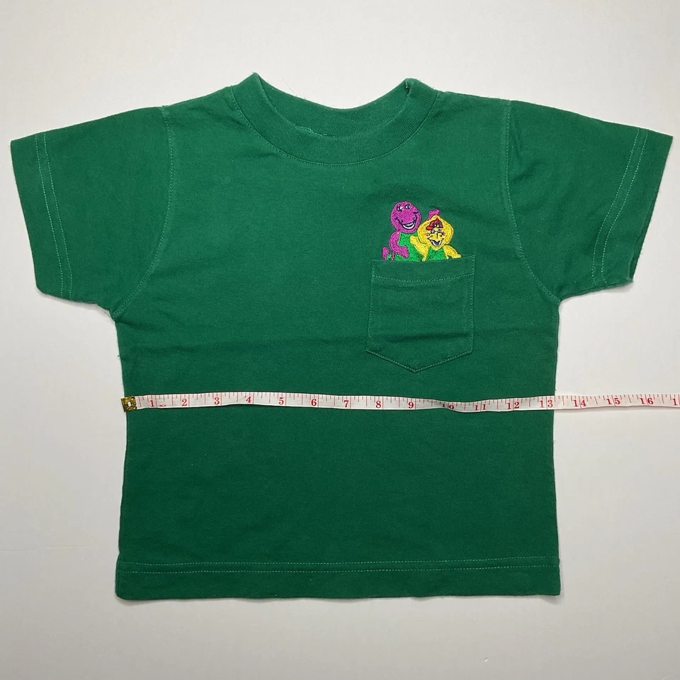 Camiseta de bolsillo verde Barney y BJ bordada vintage para niños años 90/y2k Foto 3 de 4