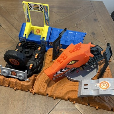 Hot Wheels Monster Trucks Arena Smashers Smash Race Challenge Playset 120622