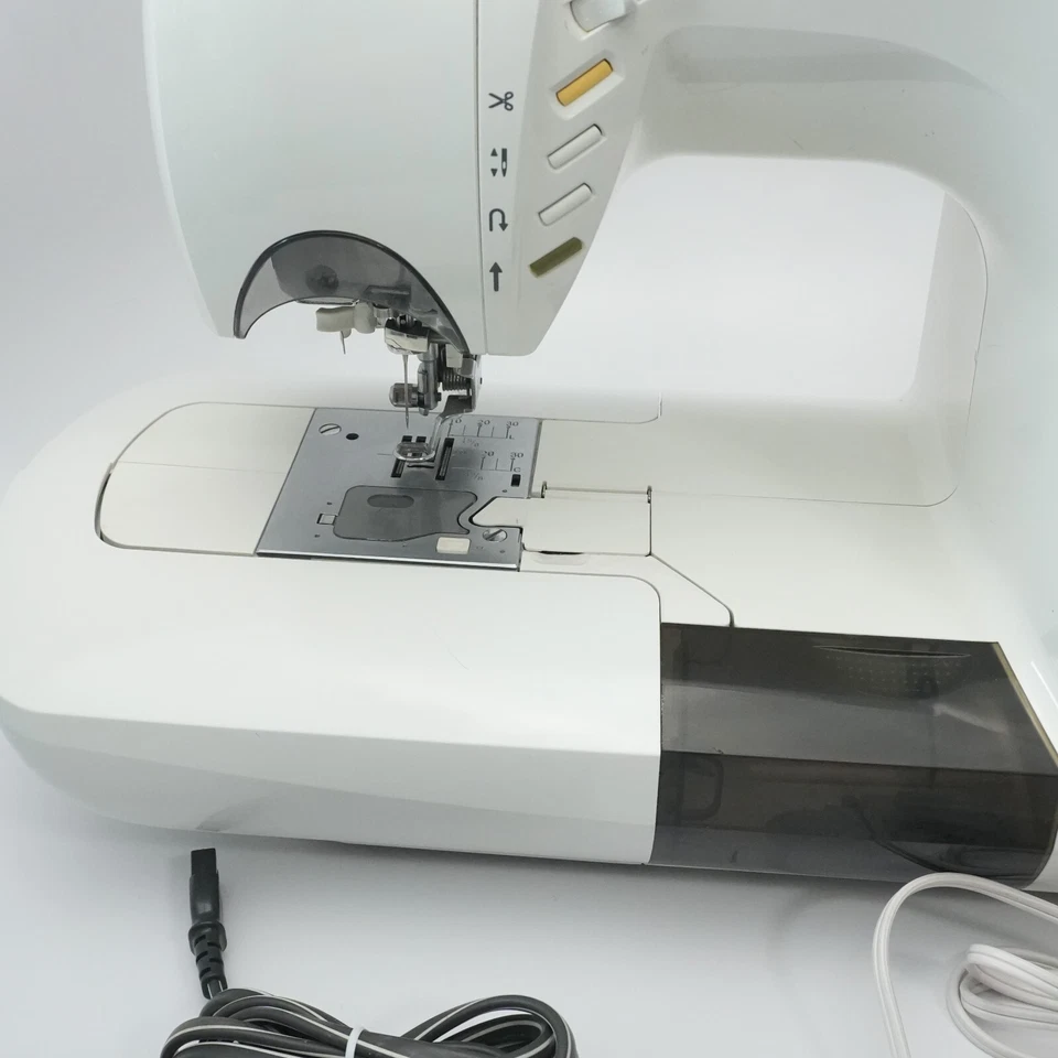 Singer Quantum 6000XL Sewing /Embroidery Machine Combo - Image 3 of 4