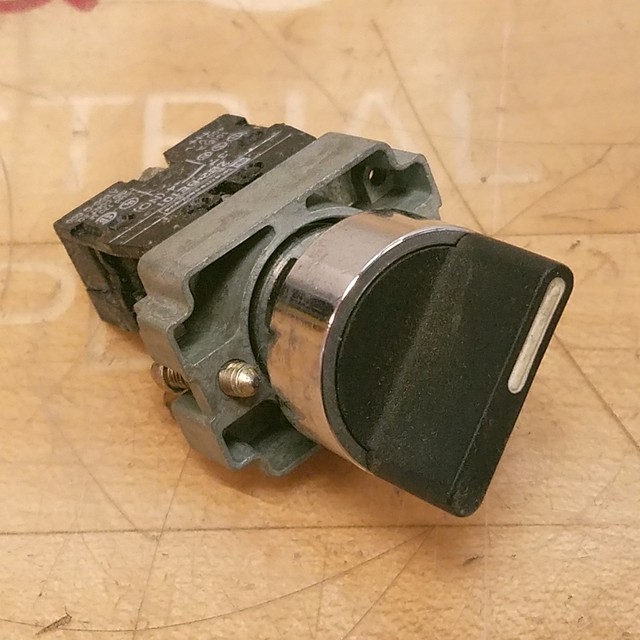 Telemecanique XB2-BD21 2 Position Selector Switch with ZB2-BE101 N.O ...