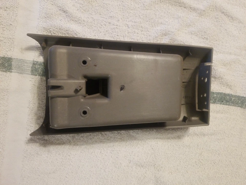 04 - 08 CHEVROLET MALIBU ЦЕНТРАЛЬНОЙ КОНСОЛИ ЗАДНИЙ ПОДСТАКАННИК ДЕРЖАТЕЛЬ ЖЕЛТОВАТО-КОРИЧНЕВЫЙ 22666130 OEM S21 - Изображение 3 из 3