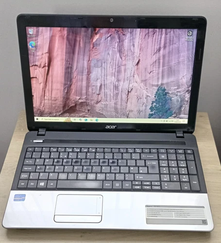 Acer Aspire E1-571 15.6", Core I5-3230m, 8GB RAM, 120GB SDD, Windows 10 Home