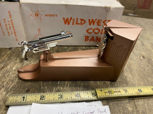 Nuevo en caja Banco de monedas Salvaje Oeste Vaquero Pistola Disparo Mecánico Caja Original De Colección ¡Juguetes Astro! - Imagen 4 de 9